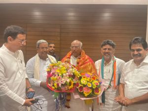 कर्नाटक  में जीत :  कांग्रेस के राष्ट्रीय अध्यक्ष मल्लिकार्जुन खड़गे को दी बधाई 