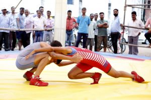 रायगढ़ : कुश्ती प्रतियोगिता में महिला पहलवानों ने दिखाया दम-खम