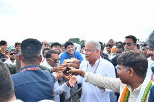  रायपुर : मुख्यमंत्री श्री बघेल का डभरा हेलीपेड में किया गया आत्मीय स्वागत
