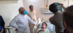 रायपुर के एमएमआई अस्पताल पहुँचकर सीएम बघेल  , सुशील आनंद शुक्ला के पुत्र और एसपी प्रफुल्ल ठाकुर मिलकर जाना हाल चाल