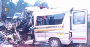 BREAKING : ओडिशा में दर्दनाक सड़क हादसा: यात्रियों से भरी वैन ने ट्रक को मारी टक्कर, 8 लोगों की मौत