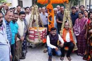 ऐतिहासिक जीत पर : 75 किलों लड्डुओं से तौले गए भाजपा नेता बृजमोहन अग्रवाल, बधाई देने प्रदेशभर से पहुंचे लोग