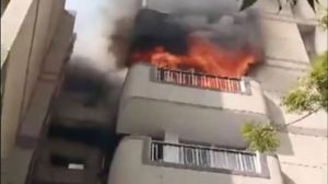 अपार्टमेंट की चौथी मंजिल में लगी भीषण आग, एक महिला की मौत