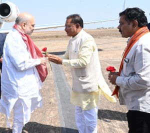 केंद्रीय गृह मंत्री  अमित शाह का राजधानी रायपुर के स्वामी विवेकानंद विमानतल में मुख्यमंत्री  विष्णुदेव साय ने आत्मीय स्वागत किया