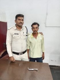 धारदार हथियारनुमा चाकू के साथ आरोपी कुमार महेश्वरी गिरफ्तार  