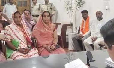 नगर परिषद पीपलरावां के 10 पार्षद पहुंचे कलेक्टर ऑफिस:आवेदन सौंपकर अध्यक्ष के खिलाफ अविश्वास प्रस्ताव की मांग