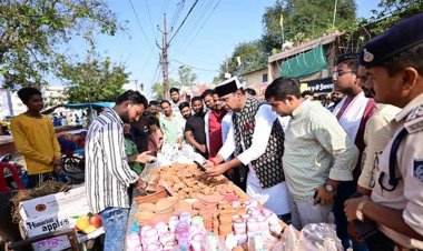 मंत्री विश्वास कैलाश सारंग ने स्थानीय विक्रेता से मिट्टी के दीपक खरीद कर दिया ‘वोकल फॉर लोकल’ का संदेश