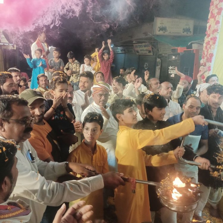 महाआरती के साथ भारत माता की आरती का हुआ आयोजन:श्रद्धालुओं के ऊपर की पुष्प वर्षा; देशभक्ति की भावना जगाने करते हैं मां भारती की आरती