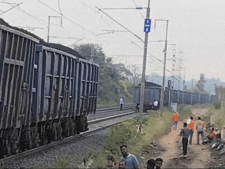 उमरिया पठारी फाटक पर दो हिस्सों में बंटी मालगाड़ी:पठारी फाटक बंद होने से NH-43 पर यातायात प्रभावित; वाहनों की लगी लंबी कतारें