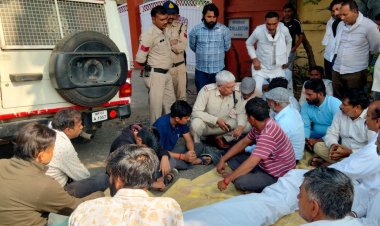 आम रास्ते में कब्जे को लेकर किसान ने की आत्महत्या:परिजनों ने कलेक्टर निवास के सामने शव रखकर किया प्रदर्शन, तहसीलदार पर मिलीभगत का आरोप