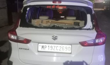 मौहारी टोल प्लाजा में ई-दक्ष ट्रेनर की गाड़ी में तोड़फोड़:गाड़ी पीछे करने का कहने पर नशे में धुत्त कार सवारों ने किया हमला