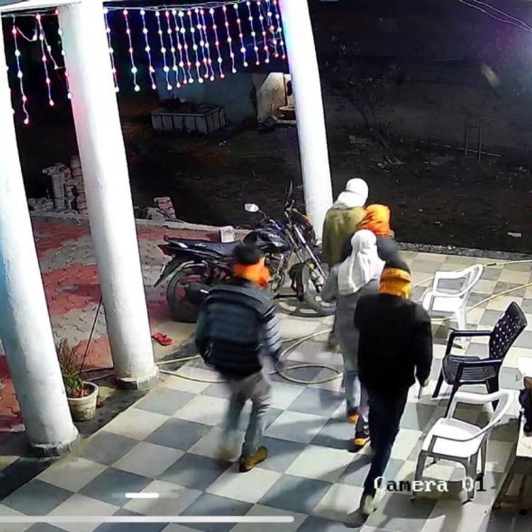 केरपानी में हथियारबंद बदमाशों का धावा:गेट तोड़कर किसान के घर चोरी की कोशिश; बच्चों को चिल्लाने पर भागे; ग्रामीणों ने दो को पकड़ा