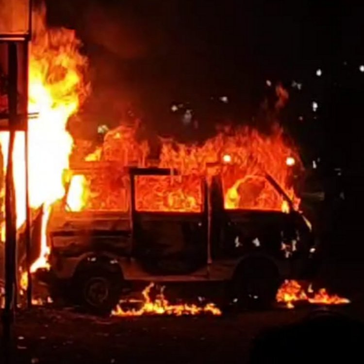 गैस रिफिलिंग के दौरान ब्लास्ट, धू-धू कर जली कार...‌VIDEO:जबलपुर में सड़क किनारे घरेलू सिलेंडर से भर रहे थे गैस; आधे घंटे तक रुका ट्रैफिक