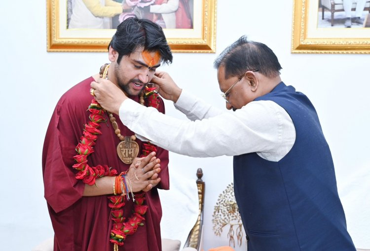 मुख्यमंत्री श्री साय ने पं. धीरेंद्र शास्त्री को शाल- श्रीफल भेंटकर उनका का आत्मीय स्वागत किया।