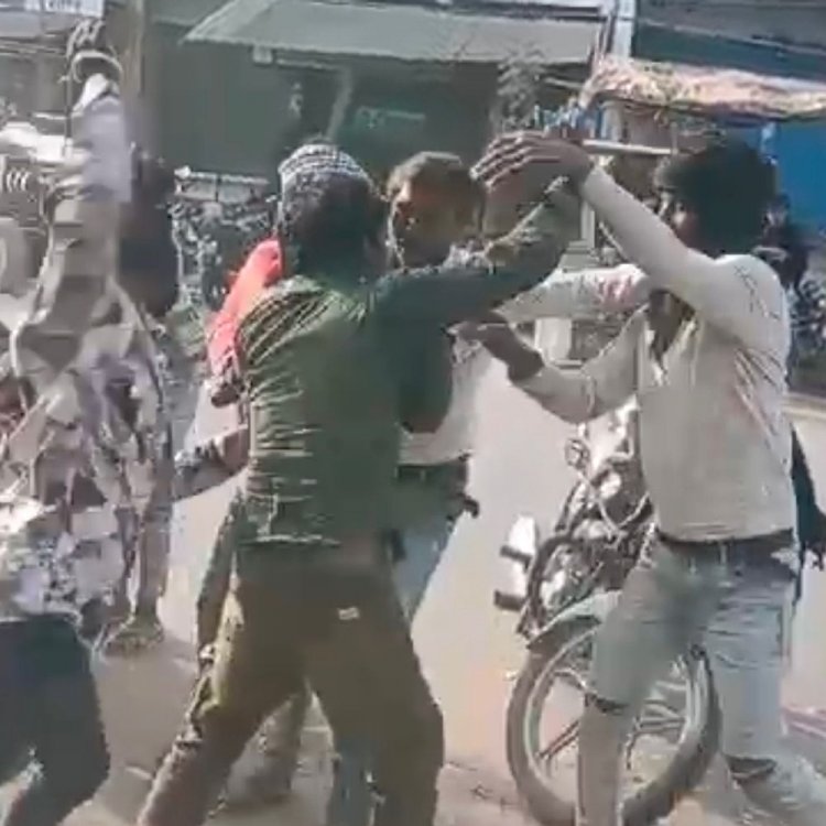 दतिया के भांडेर में मारपीट का वीडियो वायरल:मामूली कहासुनी के बाद चार युवकों ने किया हमला, पुलिस को नहीं मिली शिकायत