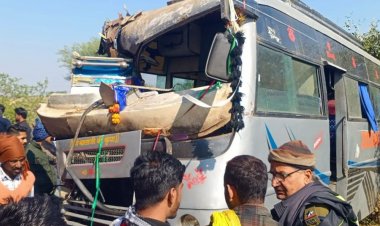 विदिशा में बस और ट्रक की टक्कर:27 यात्री घायल, 11 मेडिकल कॉलेज रेफर; ओवरटेक करने में हुआ हादसा