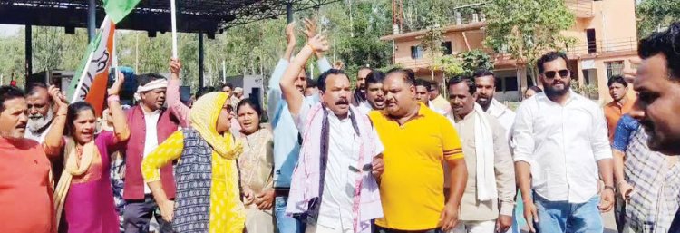 कांग्रेसियों ने घेरा मसोरा टोल नाका, स्थानीयों के लिए टोल छूट की मांग