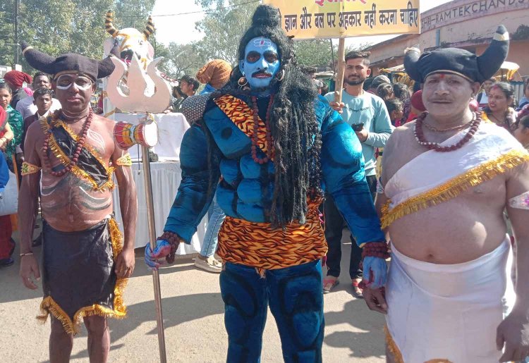 विदा वर्ष को खुशनुमा मनाने मनेन्द्रगढ़ की धरा पर उतरा बहुरूपियों का संसार