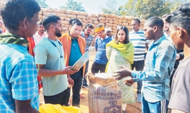 कलेक्टर ने किया धान खरीदी केंद्रों का निरीक्षण