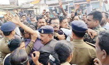 पिछड़ा वर्ग मोर्चा का धरना-प्रदर्शन,  पुलिस और प्रदर्शनकारियों के बीच झूमाझटकी, सौंपा ज्ञापन