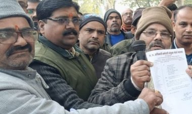 सीधी में संयुक्त मोर्चा ने कलेक्टर को सौंपा ज्ञापन:कर्मचारियों ने विरोध प्रदर्शन किया, समान वेतन और अनुकंपा नियुक्ति की मांग