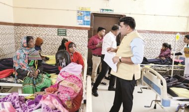कलेक्टर ने जिला अस्पताल पहुंचकर सडक़ दुर्घटना में घायल स्कूली  बच्चों का जाना हालचाल