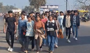 12 किमी पैदल चलकर कलेक्ट्रेट पहुंचे 200 स्टूडेंट्स:एकलव्य स्कूल के प्राचार्य के खिलाफ तीसरी बार प्रदर्शन, कलेक्टर ने तत्काल हटाया