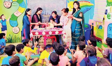 शिक्षिका ने बेटी के जन्मदिन पर करवाया न्यौता भोज