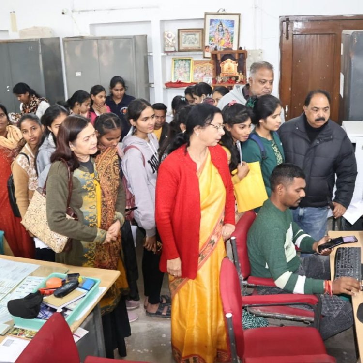 इंदौर में नि:शुल्क ड्राइविंग लाइसेंस शिविर:सुगनीदेवी कॉलेज में 450 से ज्यादा महिलाओं और छात्राओं के बने लाइसेंस