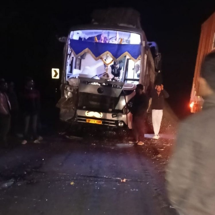 बुरहानपुर में यात्री बस दो स्कूल बसों से टकराई:कोई जनहानी नहीं, झांझर डेम के पास हादसा; दोनों पक्षों पर केस दर्ज