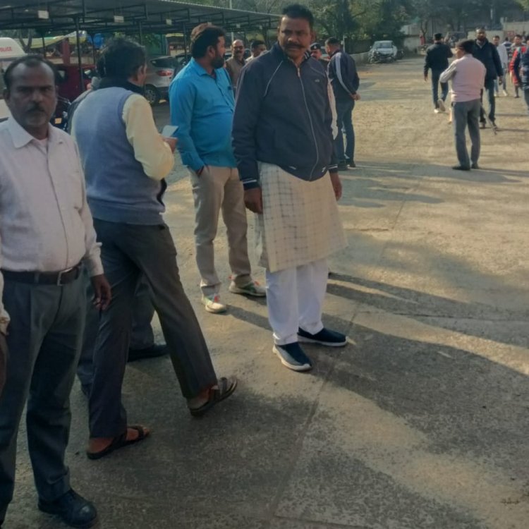 बीमा अस्पताल में मरीज की मौत पर श्रमिकों का हंगामा:अस्पताल पर लगाया लापरवाही का आरोप, कहा-रेफर नहीं करते