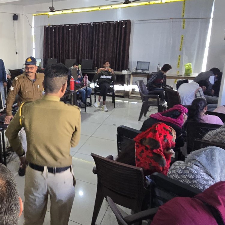 उज्जैन में चार फर्जी एडवाइजरी पर छापा:130 लोग हिरासत में; कॉल सेंटर से ठगी की वारदात, करोड़ों रुपए के ट्रांजैक्शन की संभावना