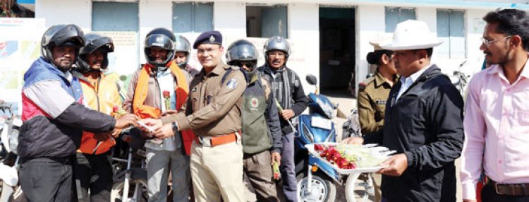 यातायात नियमों का पालन करने किया जागरूक