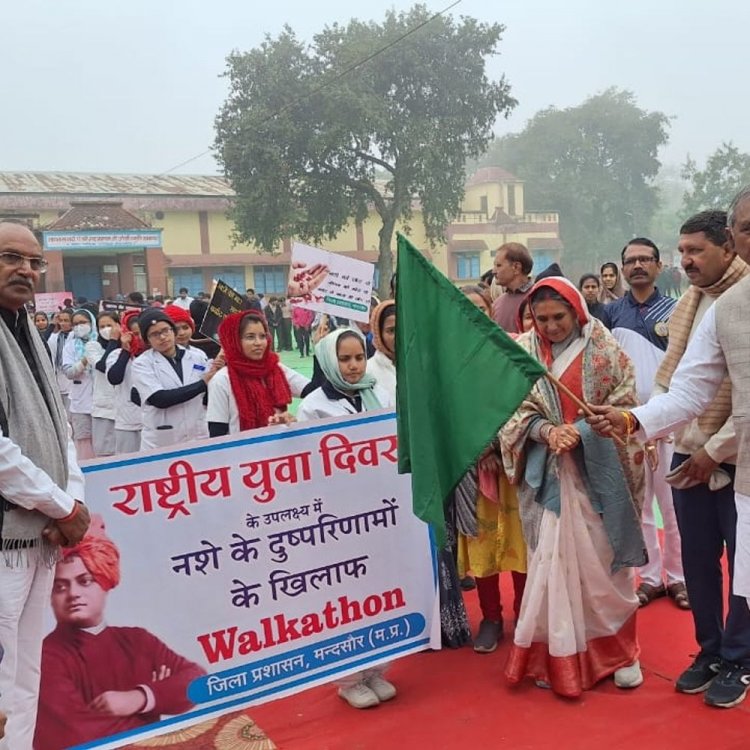 राष्ट्रीय युवा दिवस पर मंदसौर में निकली वॉकथॉन:नशे के खिलाफ जागरूकता फैलाने युवाओं ने दिखाया जोश; राज्यसभा सांसद ने दिखाई हरी झंडी