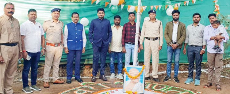 आबकारी अधिकारी डिगेस ने किया ध्वजारोहण