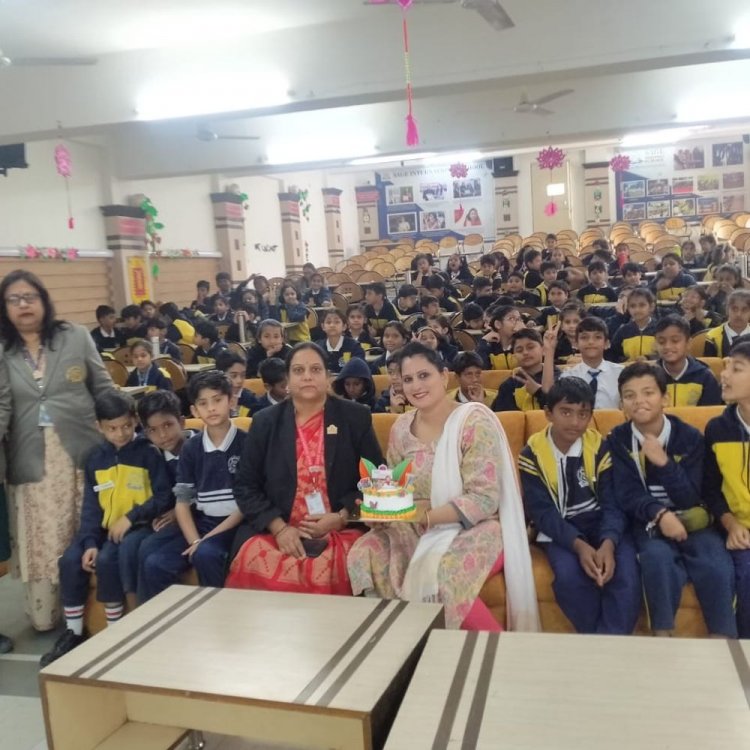 बच्चों को मिला विशेषज्ञों से सीखने का मौका:सेज इंटरनेशनल स्कूल में GST, केक बनाने और मिट्टी के बारे में दी जानकारी