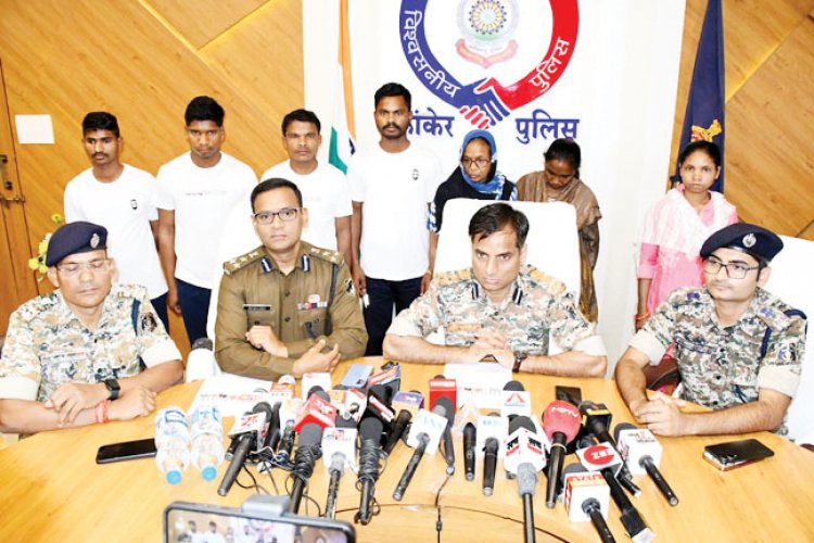 32 लाख के ईनामी आठ नक्सलियों का समर्पण