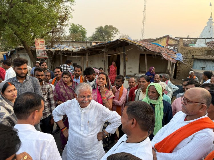 श्री कौशिक ने घर- घर जाकर योजना से वंचित परिवारों को मोबाईल ऐप के माध्यम से ऑनलाईन अपलोड करवा कर योजना में किया शामिल।