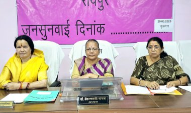 आयोग की समझाईश पर अनावेदक जमीन रजिस्ट्री का पैसा 5 लाख नगद व 5-5 लाख के दो चेक आवेदिका को दिया।