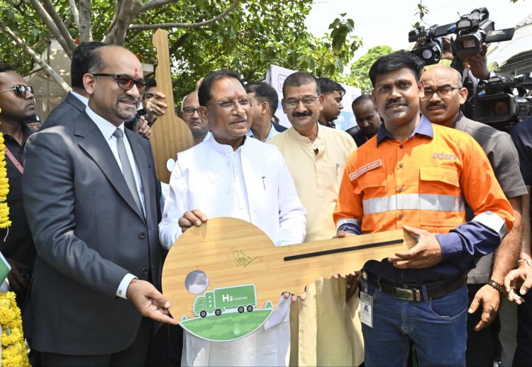 मुख्यमंत्री ने अपने हस्ताक्षर कर हाइड्रोजन ट्रक के चालक को सौंपी ट्रक की चाबी