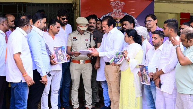 देश की बेटी, बहन कर्नल सोफिया कुरैशी पर आपत्तिजनक टिप्पणी करने के मामले में भाजपा मंत्री विजय शाह पर एफआईआर दर्ज कराने सिविल लाईन थाना पहुँचे कांग्रेसी