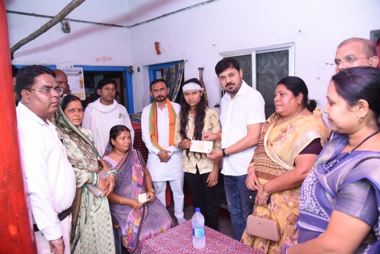 खरोरा के सड़क हादसे में मृतक एवं घायल परिवारों को आर्थिक सहायता का चेक प्रदान किया गया