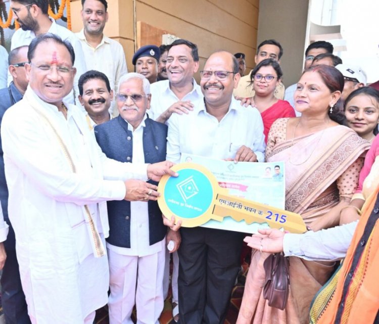 औचक दौरे पर अछोटी पहुंचे मुख्यमंत्री साय, निर्माणाधीन महतारी सदन का लिया जायजा, पानी से की तराई, अटल आवास के हितग्राहियों सौंपी चाबी