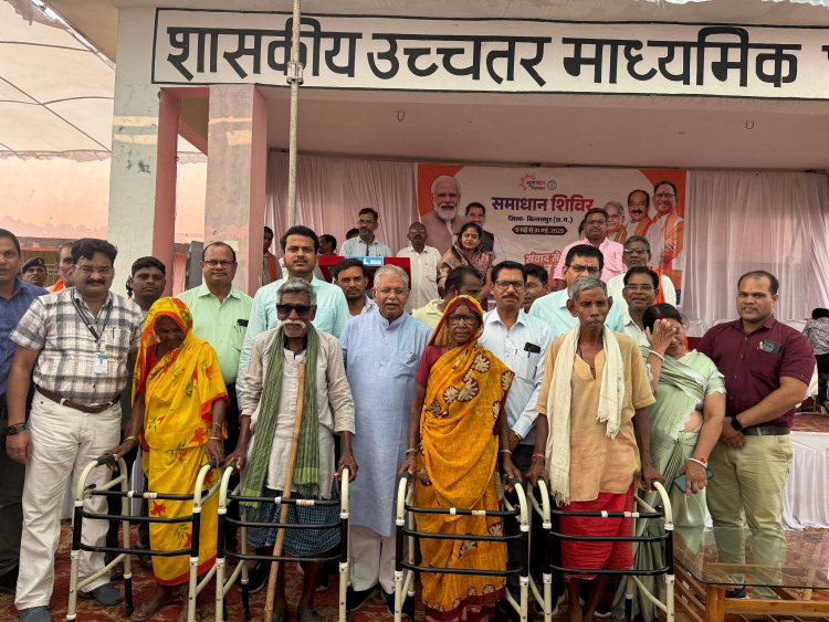 बिल्हा विधानसभा क्षेत्र अंतर्गत aaj ग्राम पंचायत पौसरी में आयोजित समाधान शिविर में शामिल हुए पूर्व विधानसभा अध्यक्ष  धरम लाल कौशिक