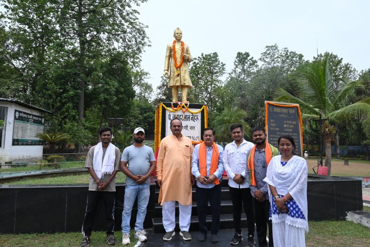 प्रथम प्रधानमंत्री पण्डित जवाहर लाल नेहरू का 61वीं पुण्यतिथि पर सभापति सूर्यकान्त राठौड़, संस्कृति विभाग अध्यक्ष अमर गिदवानी ने किया सादर नमन