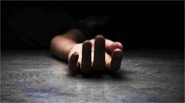 रात को छत पर सोने गया युवक, सुबह परिजनों ने जाकर देखा तो उड़ गए होश, कंबल से ढका शव...गर्दन पर रस्सी और पेट पर चोट के निशान