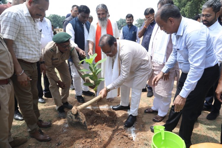 मुख्यमंत्री श्री साय ने एक पेड़ मां के नाम अभियान अंतर्गत किया वृक्षारोपण