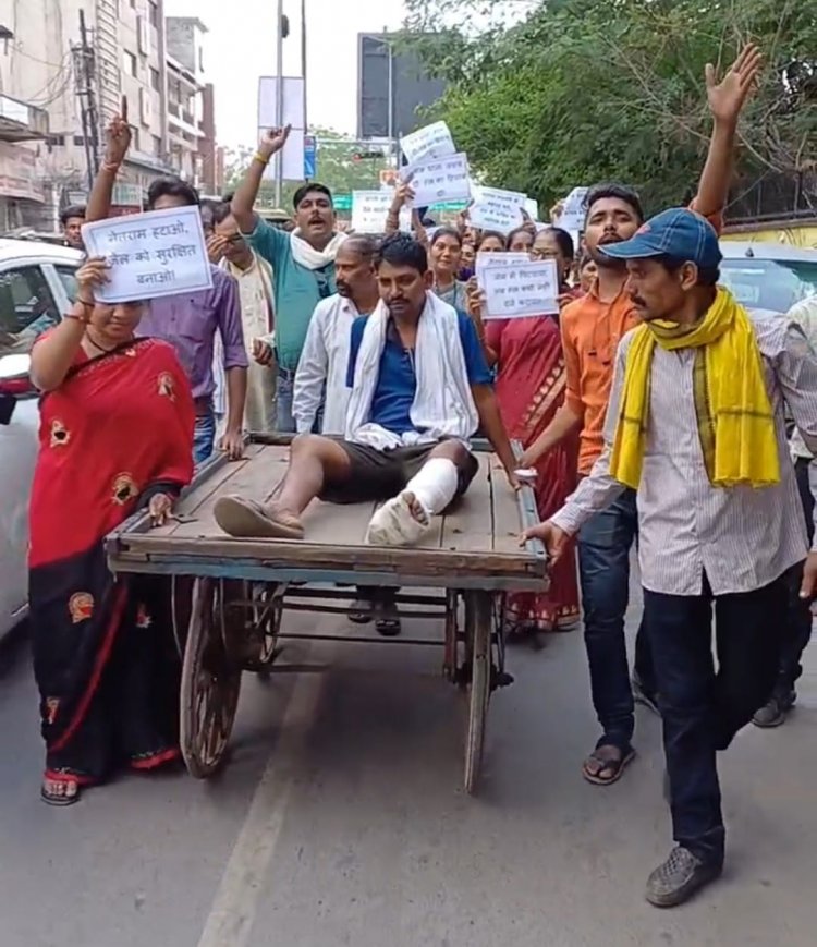 पैर टूट गया, FIR नहीं हुई... अब पत्नी ठेले पर घायल पति को लेकर निकली न्याय की तलाश में
