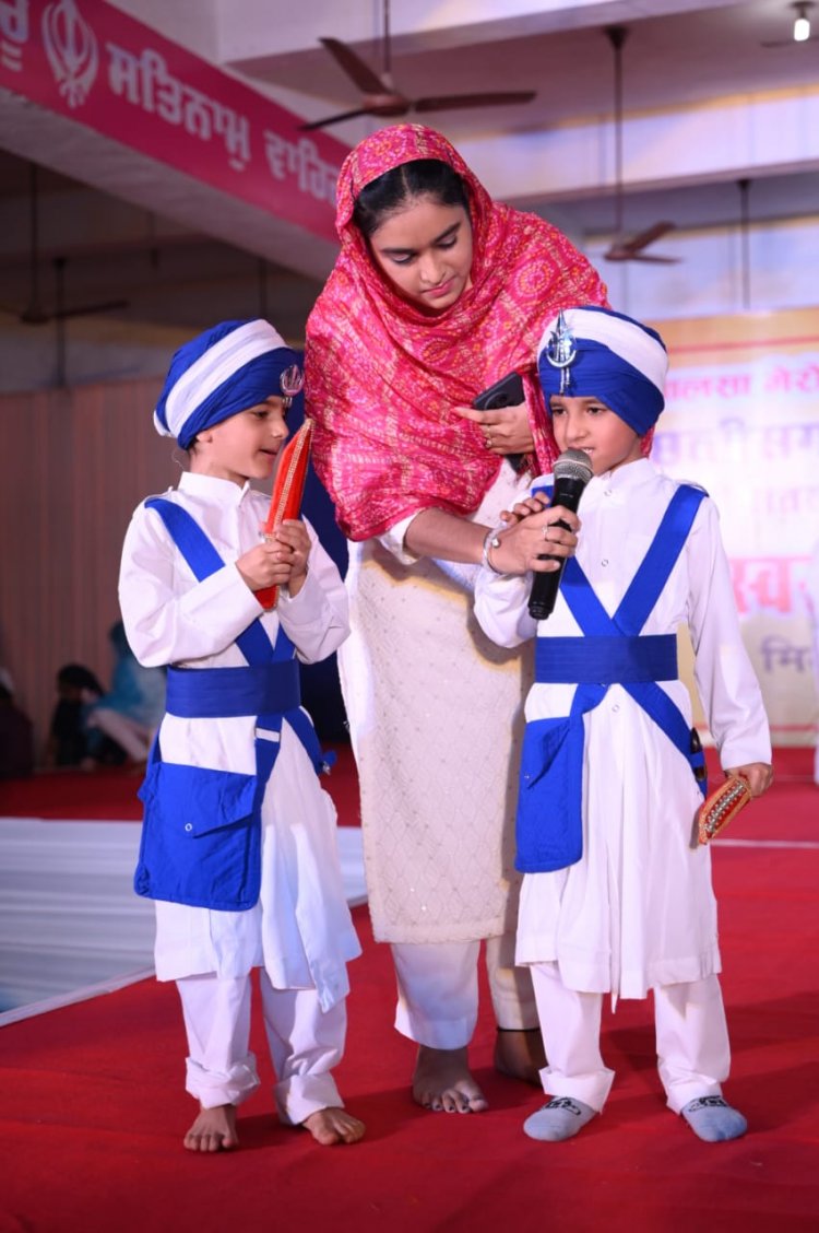 सिक्ख समाज के बच्चों ने सिक्ख पहनावे के साथ दी गुरमत ज्ञान की परीक्षा