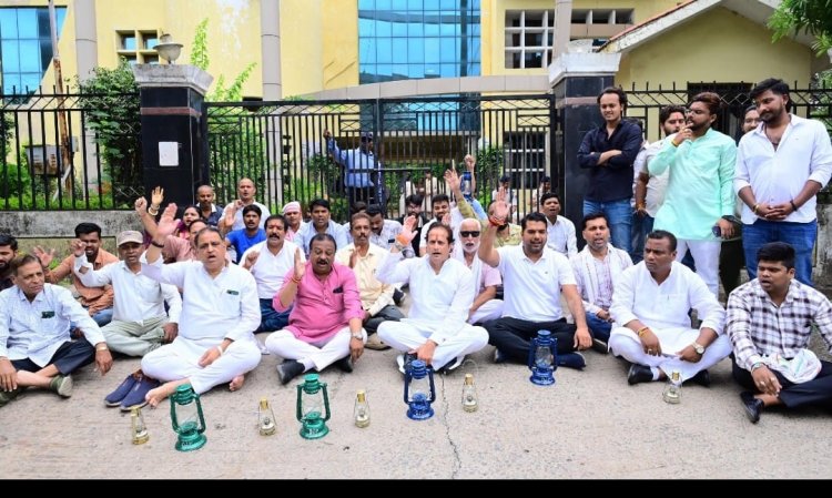 विद्युत विनियामक आयोग में लालटेन और चिमनी लेकर पहुंचे कांग्रेसी